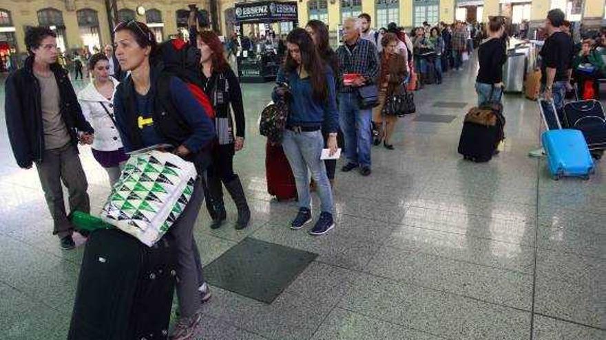 Viajeros guardan cola durante la jornada de huelga.