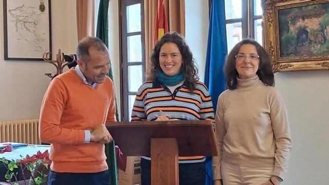 Por la izquierda, José Manuel González, Laura Carballo yGemma González, secretaria general del Ayuntamiento.