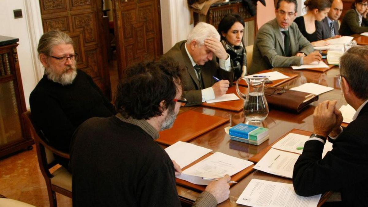 López Parada, a la izquierda, durante una comisión informativa.