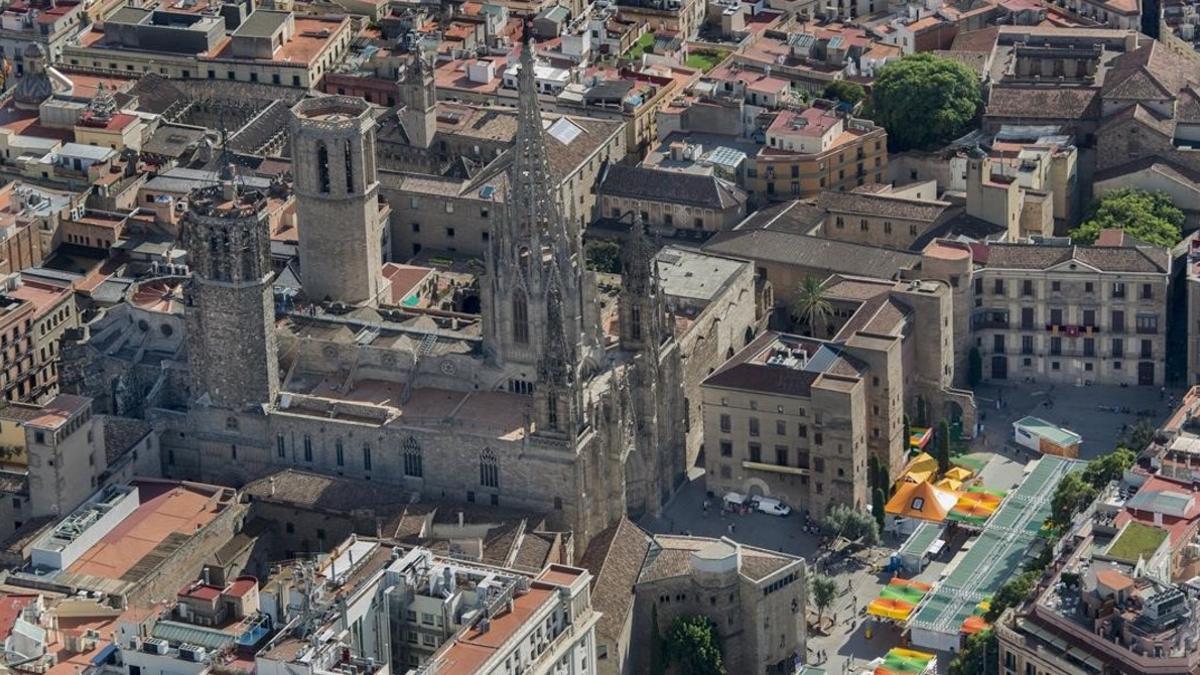 zentauroepp40455069 vista aerea de la catedral de barcelona   foto ferran sendra171119133428