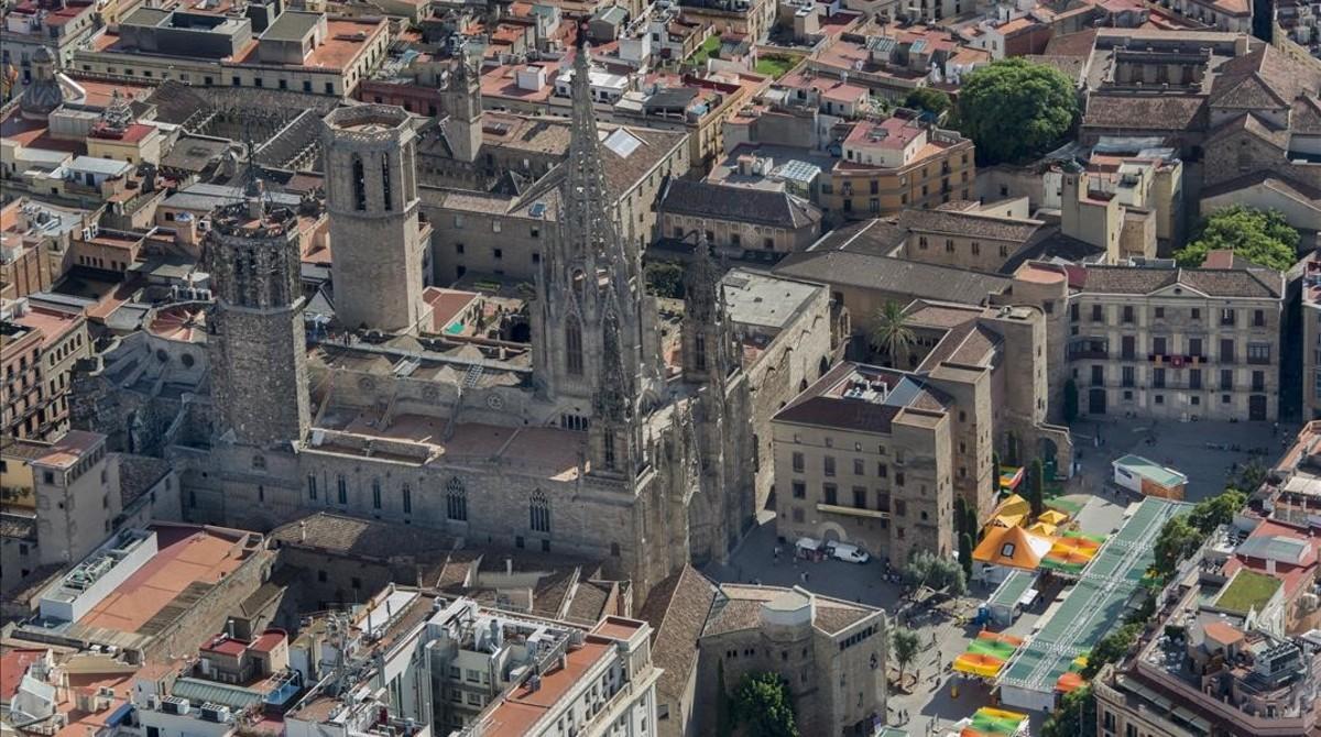 Vista aérea del barrio Gòtic con la Catedral de Barcelona.