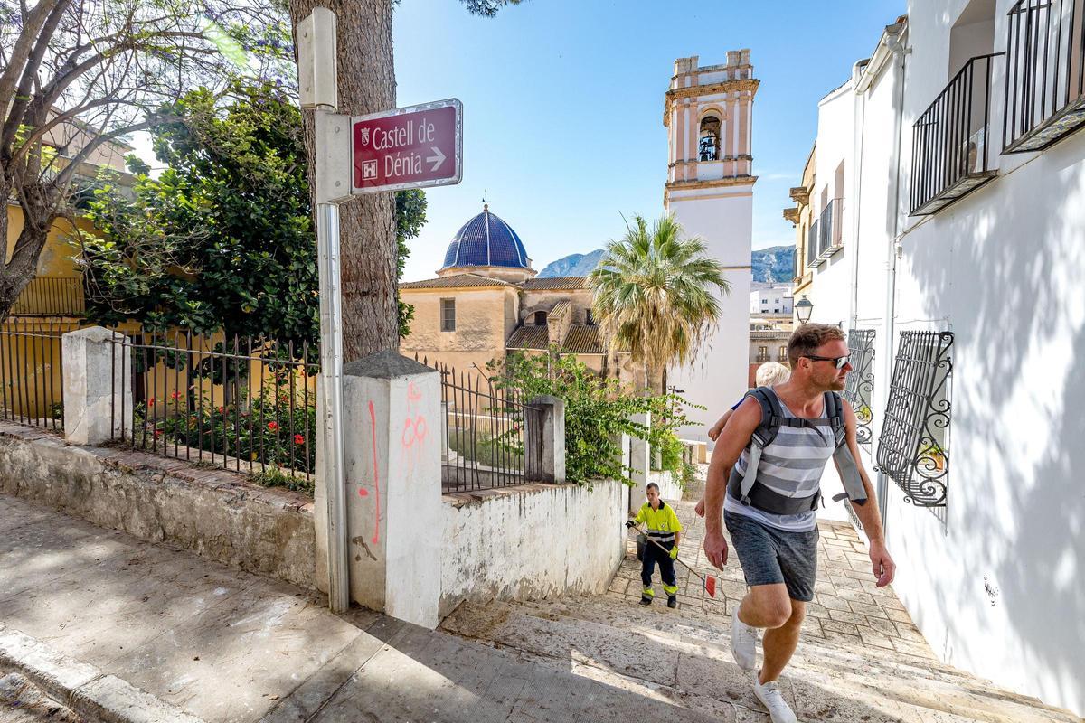 Un turista, en una imagen de archivo de Dénia