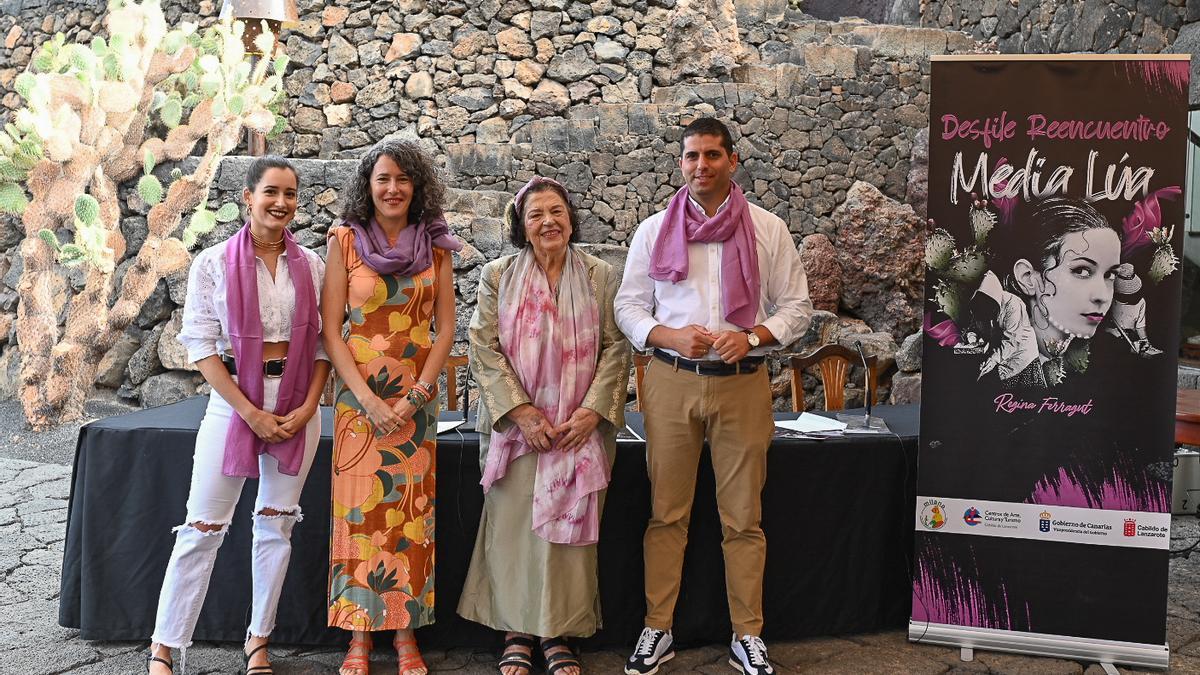 Regina Ferragut, Ariagona González, Chana Perera y Benjamín Perdomo, hoy, en la presentación del evento de moda en el Jardín de Cactus.
