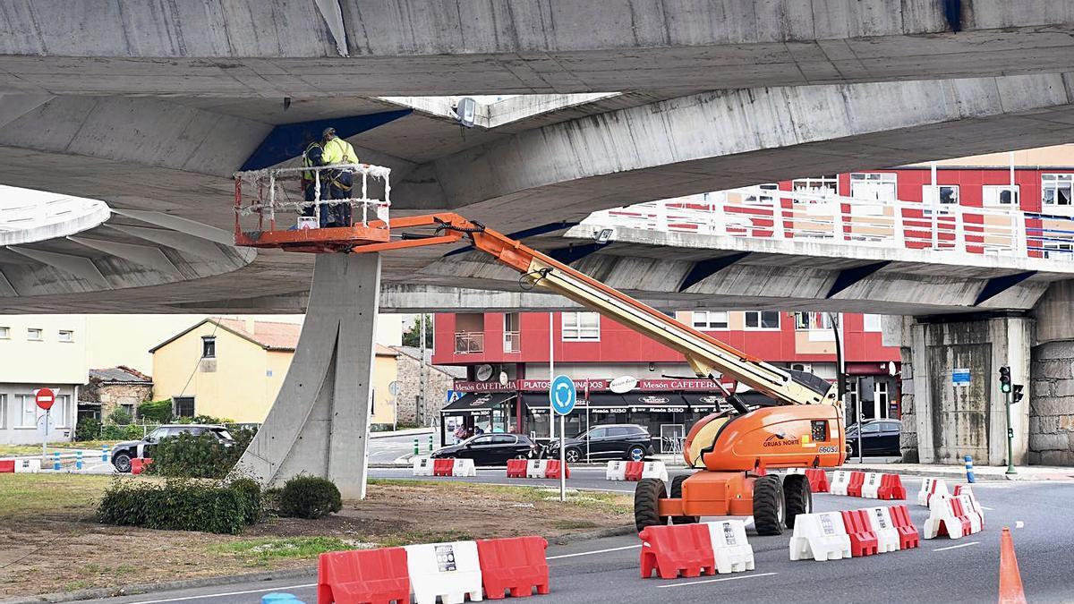 Trabajos de mantenimiento realizados ayer por la Xunta en la rotonda de Sabón.   | // CARLOS PARDELLAS