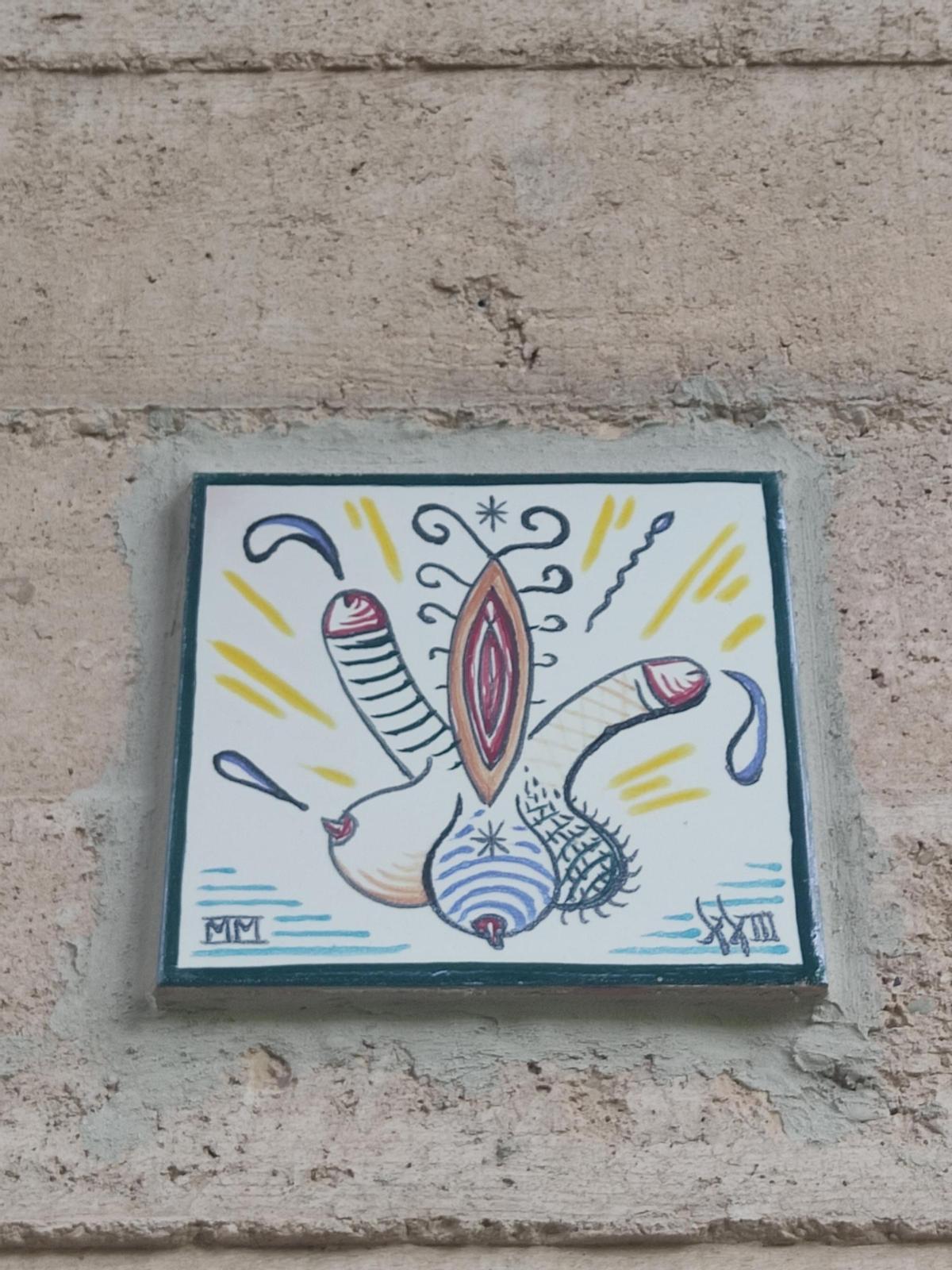 Una de les rajoles amb motius eròtics