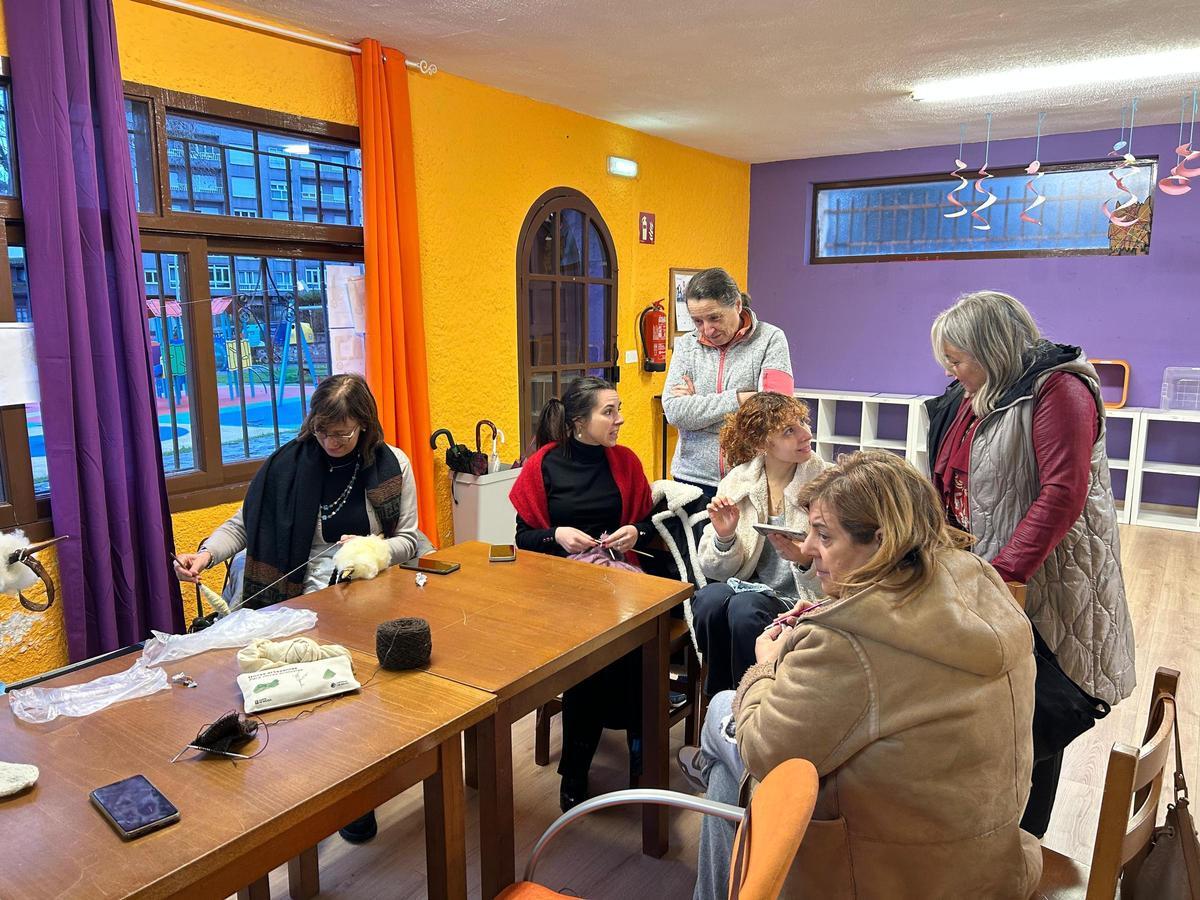 EN IMÁGENES: La "Flor de Grau" celebra su "Filandón" para tejer en grupo y estrechar lazos