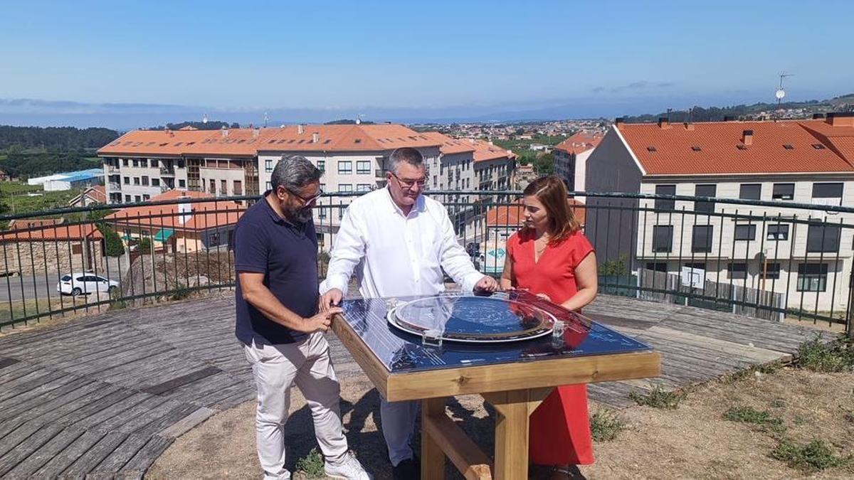 El presidente comarcal y otras autoridades ante uno de los planisferios.
