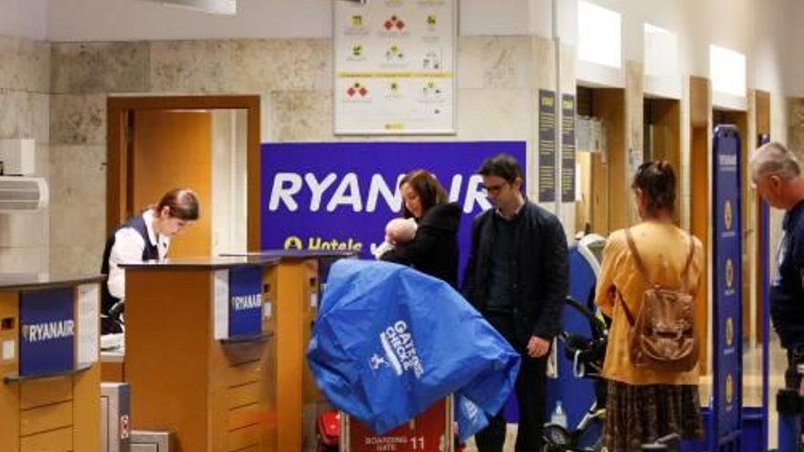 Passatgers als mostradors de facturació de Ryanair a Vilobí.