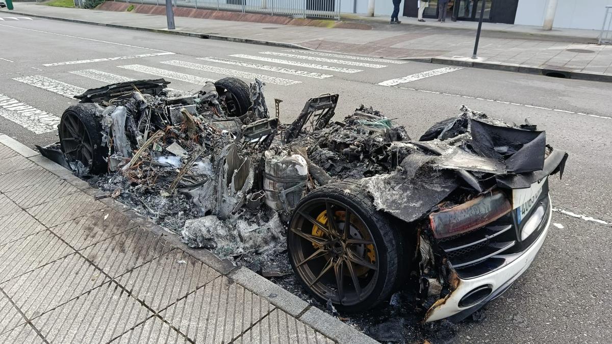 El coche completamente calcinado.