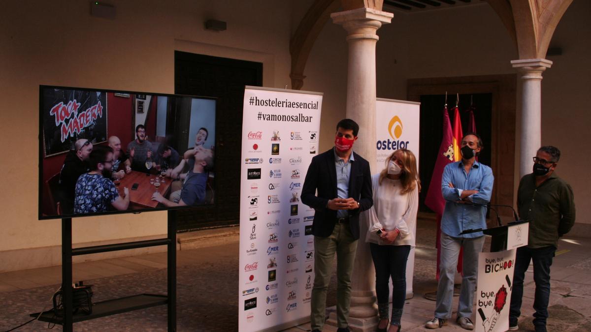 Jesús Abellaneda, Nines Mazuecos, Santi Sánchez y Luis González, esta mañana.