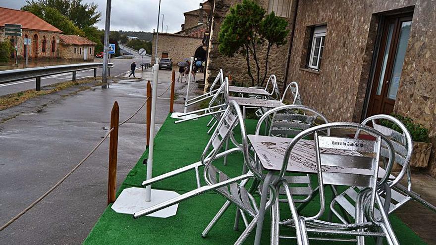 Terrazas cerradas y calles vacías en un domingo sin romería. | A. S.