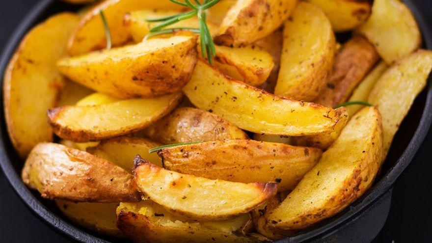 La receta para hacer patatas gajo (con sus salsas) en casa y sin grasa