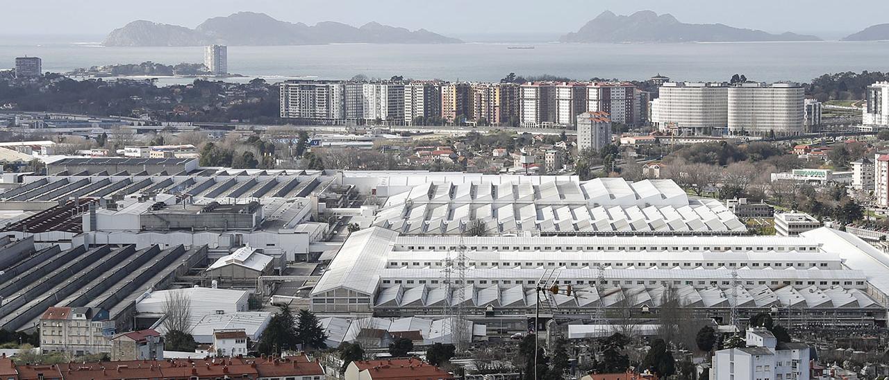 Vista general de la factoría del Grupo Stellantis en el polígono de Balaídos con la ría de Vigo y las Islas Cíes al fondo