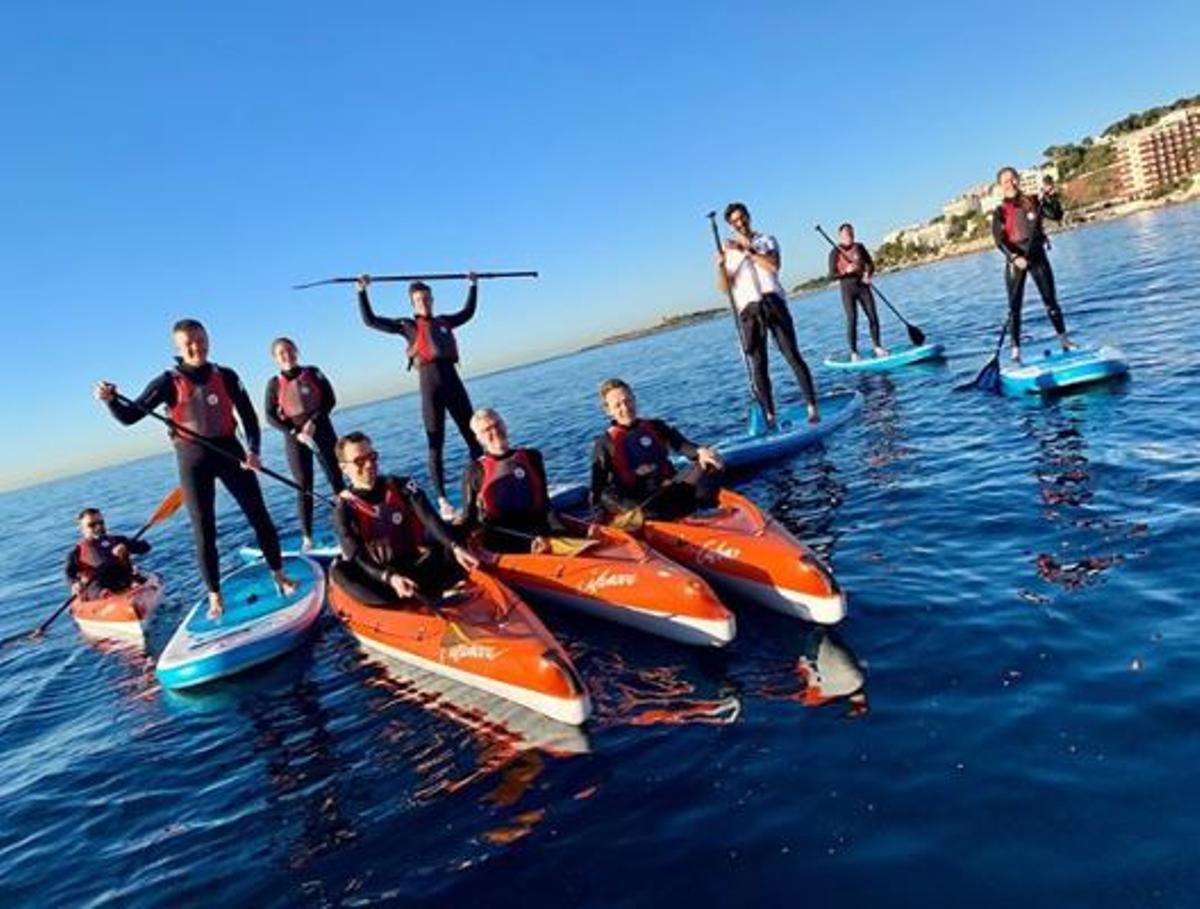 El team building que ofrece Port Calanova mezcla deportes acuáticos y actividades de ocio.