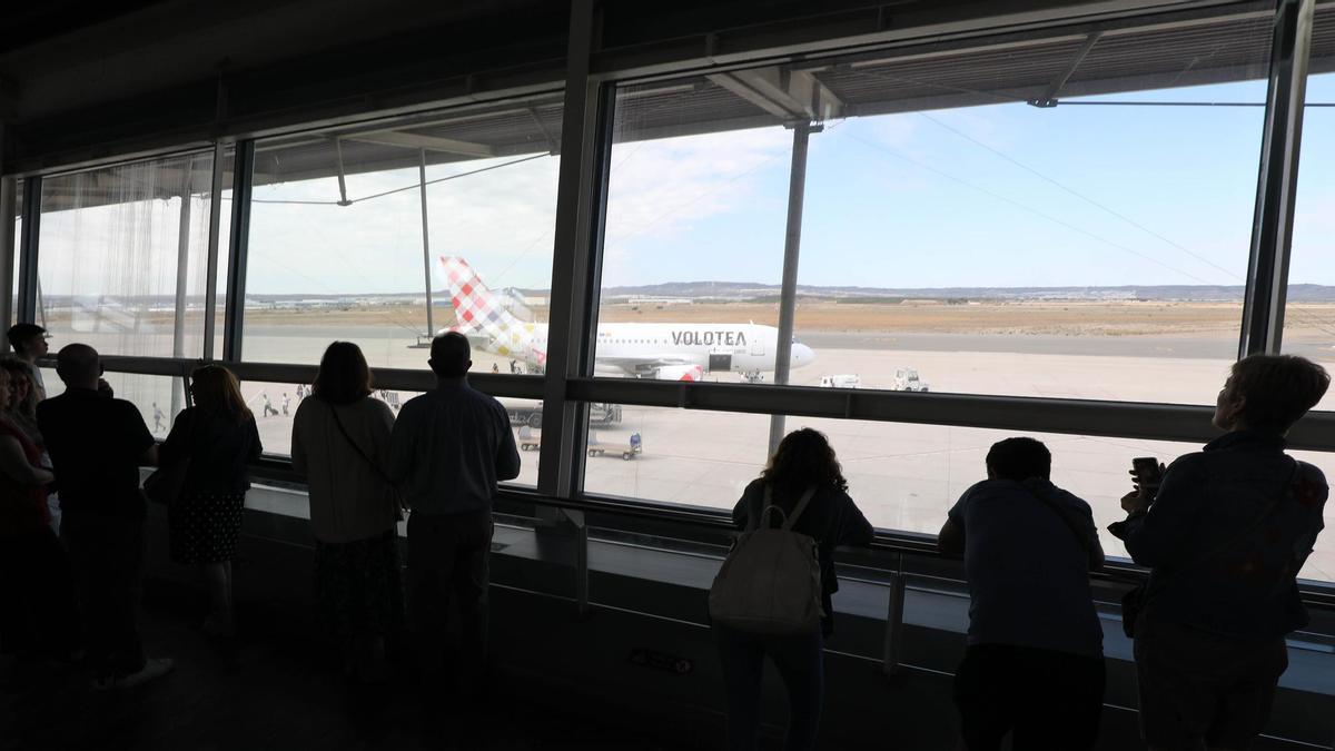 Varios pasajeros esperan a tomar su vuelo en el aeropuerto de Zaragoza.