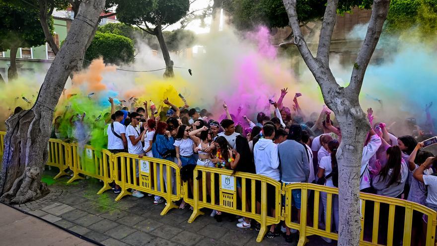 La fiesta de polvos holi llena de color la Plaza de Santiago en el Martes de Carnaval