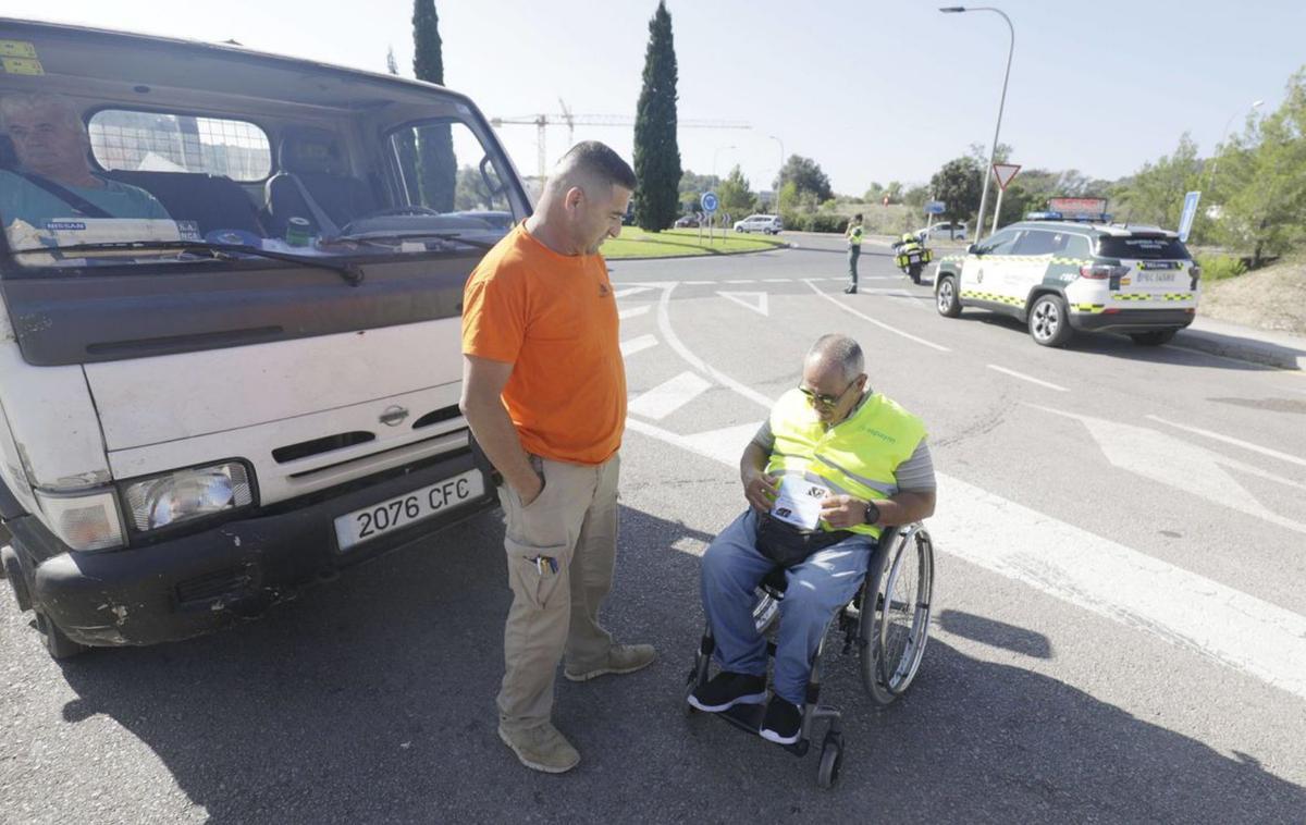 Un grupo de guardias civiles durante el control. | M.MIELNIEZUK