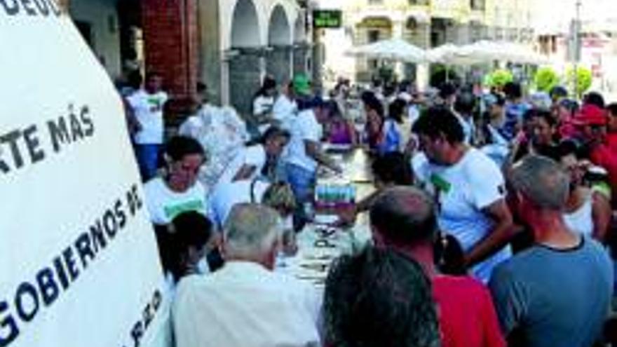 Protestan en Mérida repartiendo comida