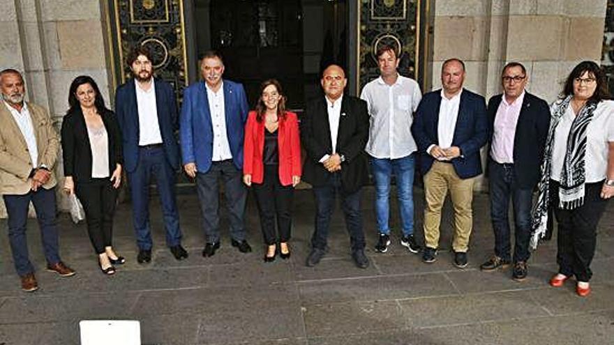 Alcaldes de la comarca con la alcaldesa de A Coruña, este mes, en María Pita.