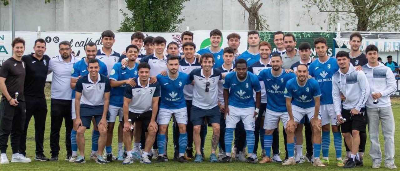 El CD Villaralbo posa con el filial, con el que celebró el ascenso a Regional. | 	CDV