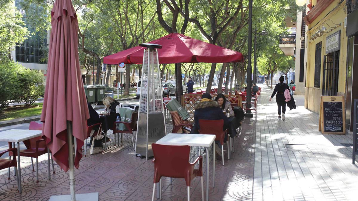 Otra terraza de restaurante acondicionada con estufas, en la avenida Rey don Jaime, de Castelló.