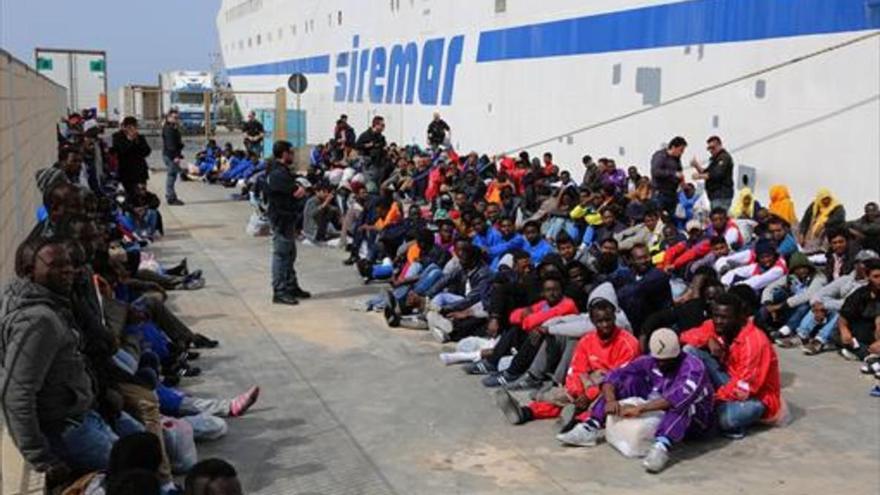 Italia deja en la calle a unos 40.000 inmigrantes