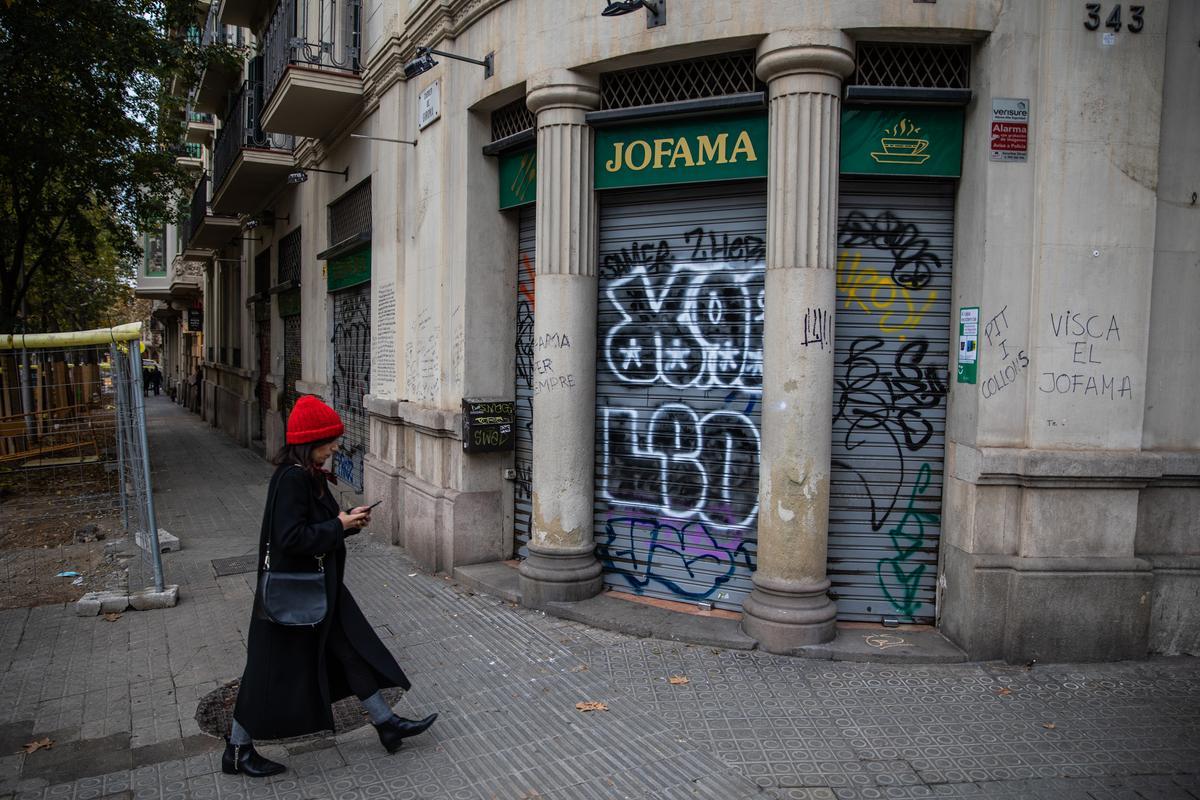 Mensajes de despedida al bar Jofama, que cierra tras 70 años sirviendo en Barcelona