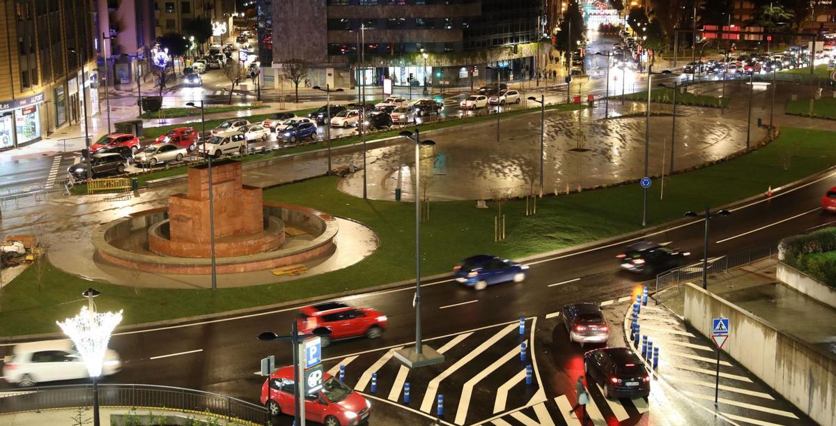 La nueva rotonda de entrada a Oviedo, conocida popularmente como la «faba», iluminada y a falta de «remates», a última hora de la tarde de ayer. | Luisma Murias