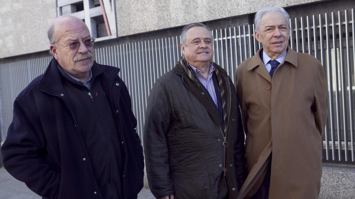 Óscar Fleites, a la izquierda, con Alejandro Rodríguez y José Bembibre, exdirectivos de la acería LD-III de Arcelor, delante de LA NUEVA ESPAÑA.