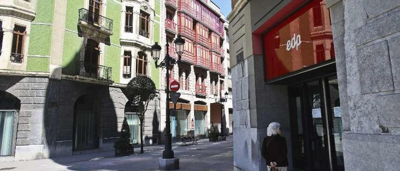 Una mujer, ayer, ante las oficinas de atención al cliente que EDP tiene en Oviedo.