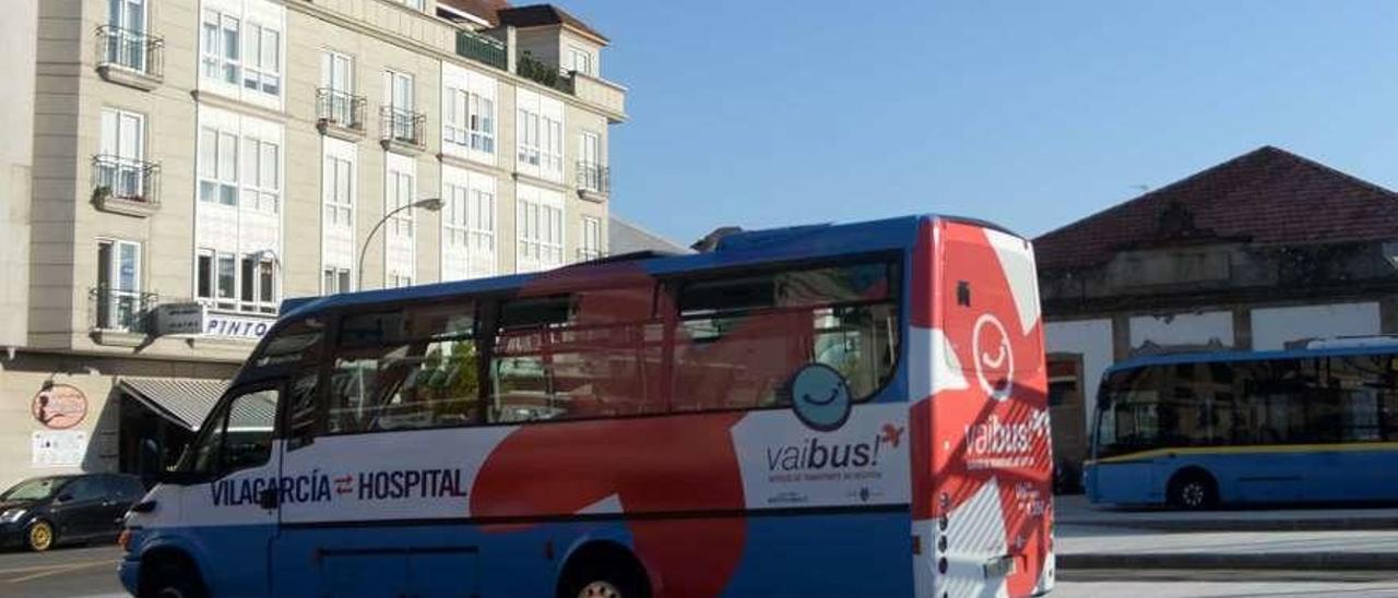 El autobús al hospital subvencionado por el Concello. // Noé Parga