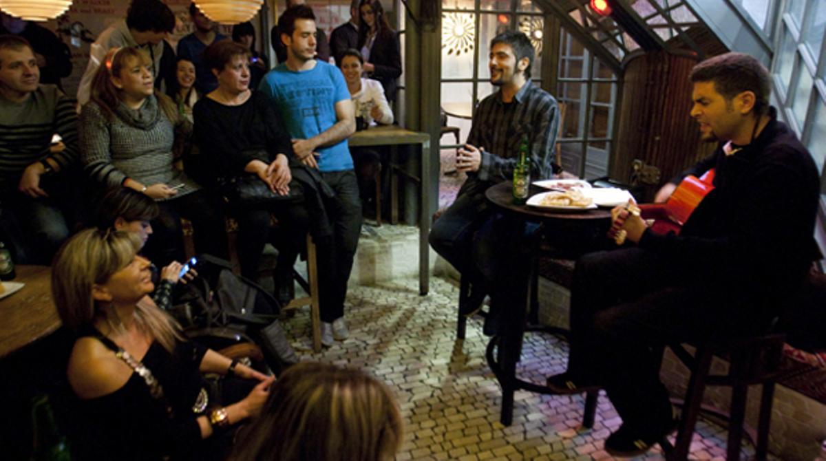 El duo de Cornellà va dedicar un concert íntim a un selecte grup de seguidors al restaurant barceloní ’Beefshop’.