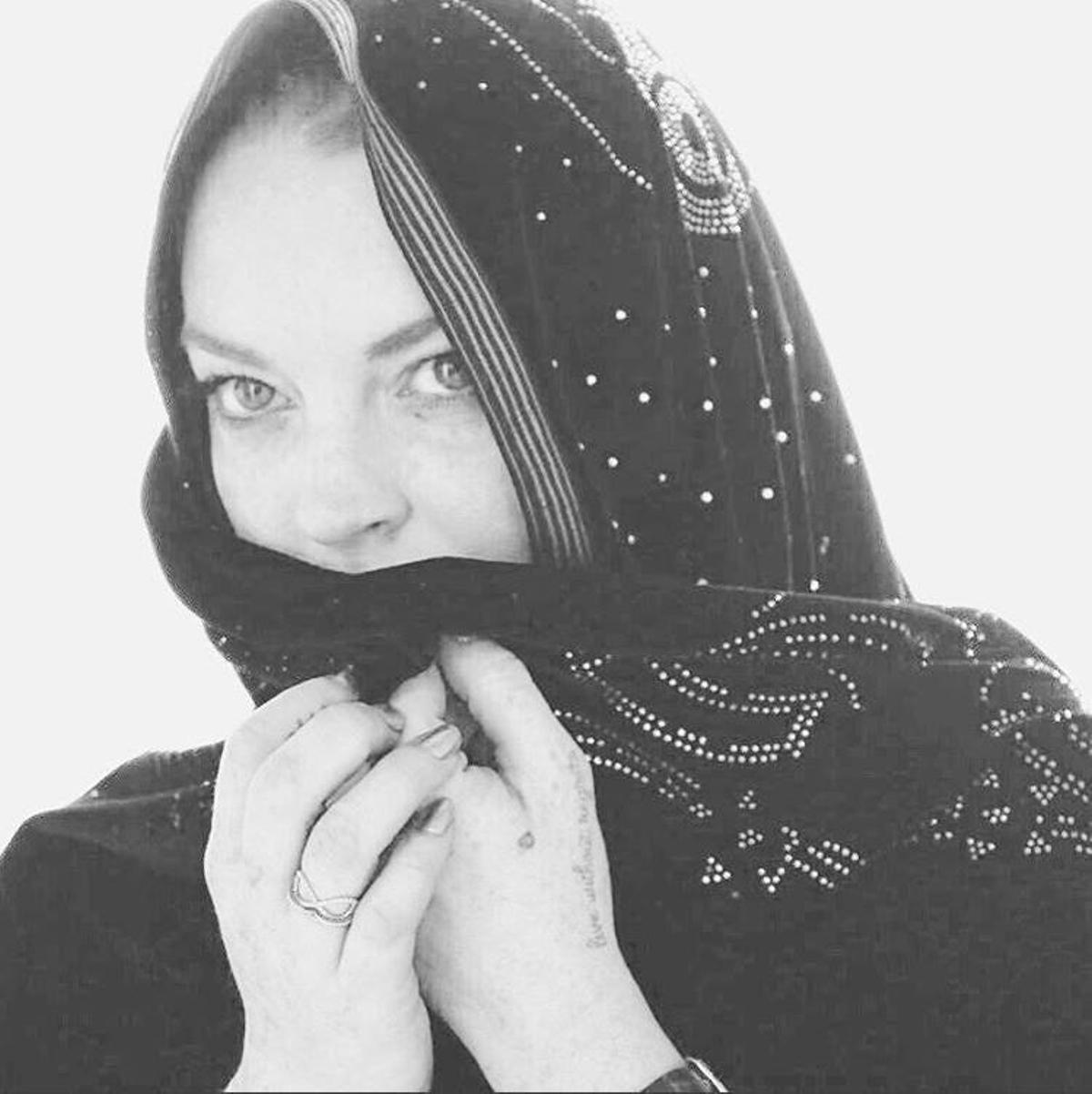 Lindsay Lohan con un pañuelo en la cabeza