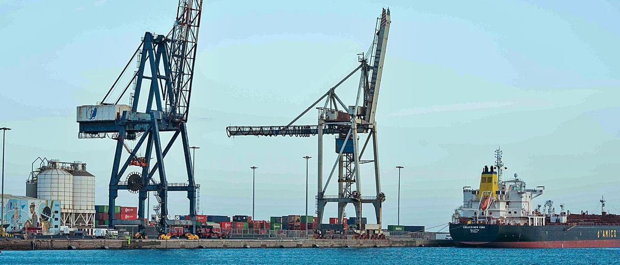 Muelle comercial de Puerto del Rosario, ayer. | | FUSELLI