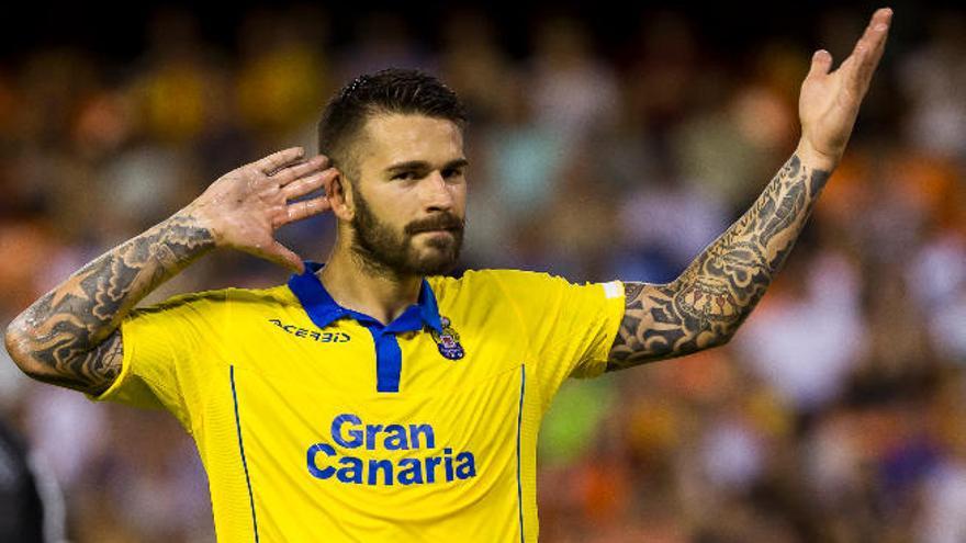 Marko Livaja, delantero de la UD Las Palmas, celebra uno de los dos goles que anotó en la primera jornada frente al Valencia en Mestalla.