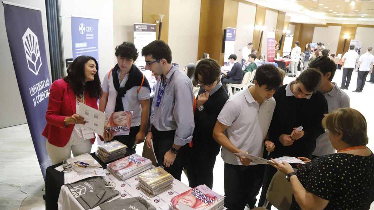 Estudiantes en la feria Unitour de Córdoba.