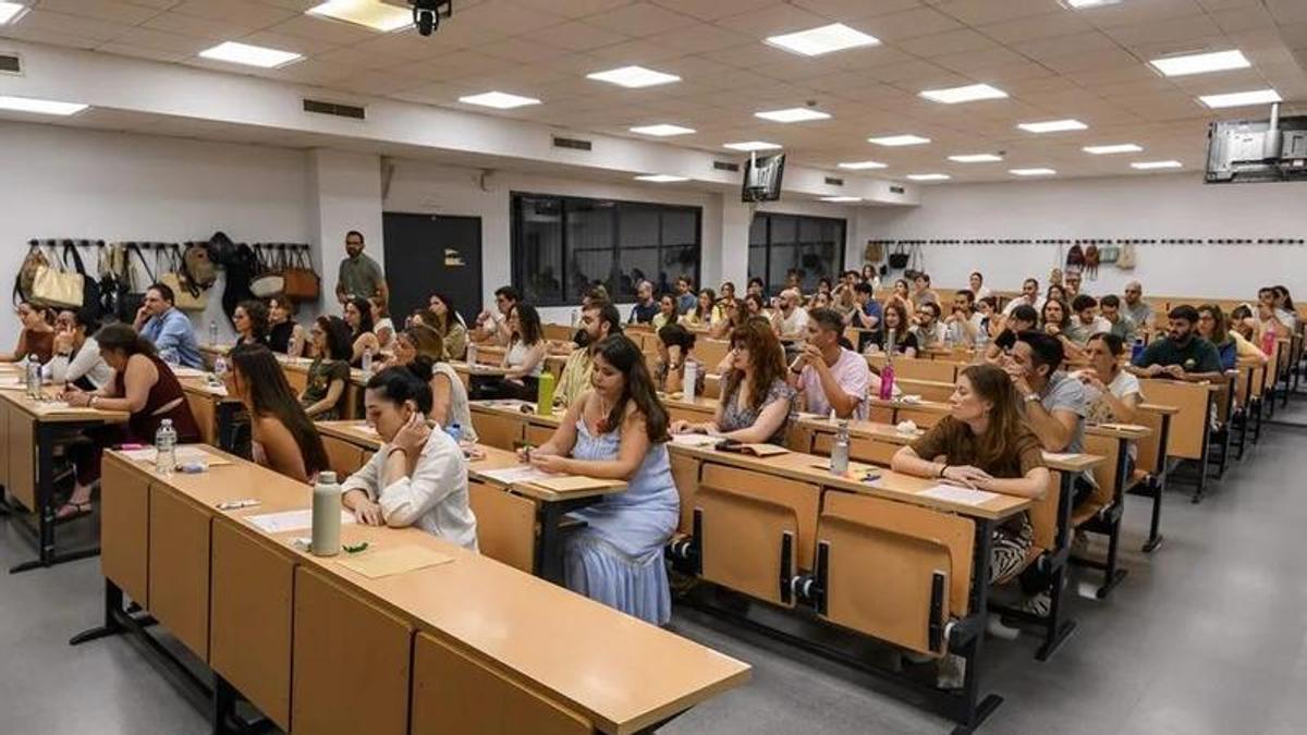 Unos opositores esperan para comenzar su prueba.