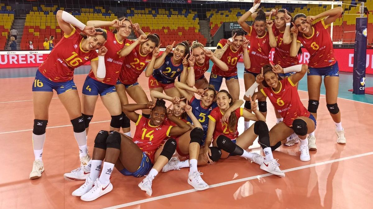 La selección española de voleibol femenino celebra las tres victorias conseguidas en la Liga Europea.