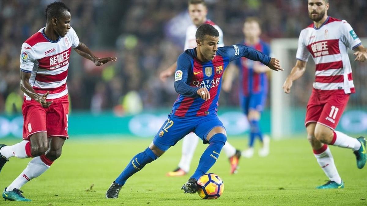 Rafinha se va entre dos jugadores del Granada.