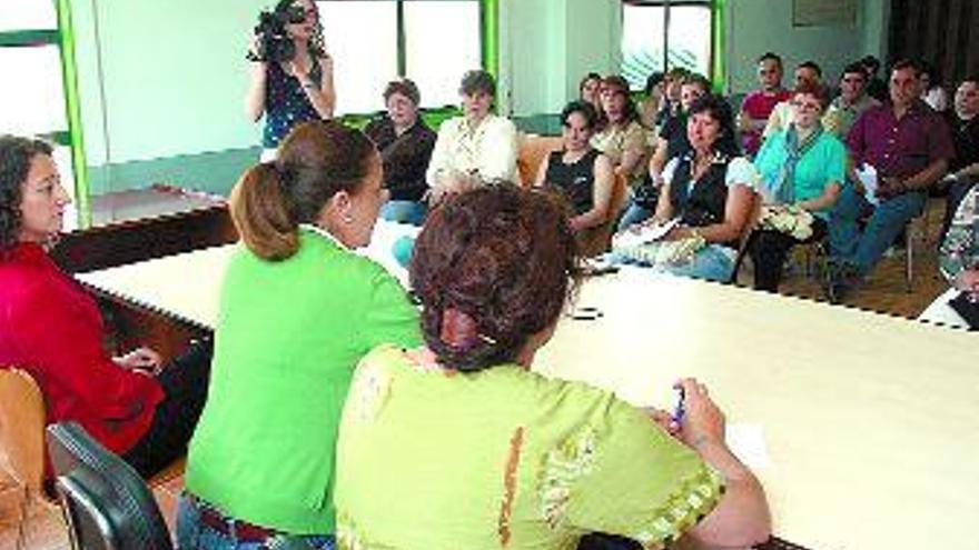 El primer día del Obradoiro de Emprego de Lalín, ayer, en el centro de formación ocupacional. / BERNABÉ/GUTIEr