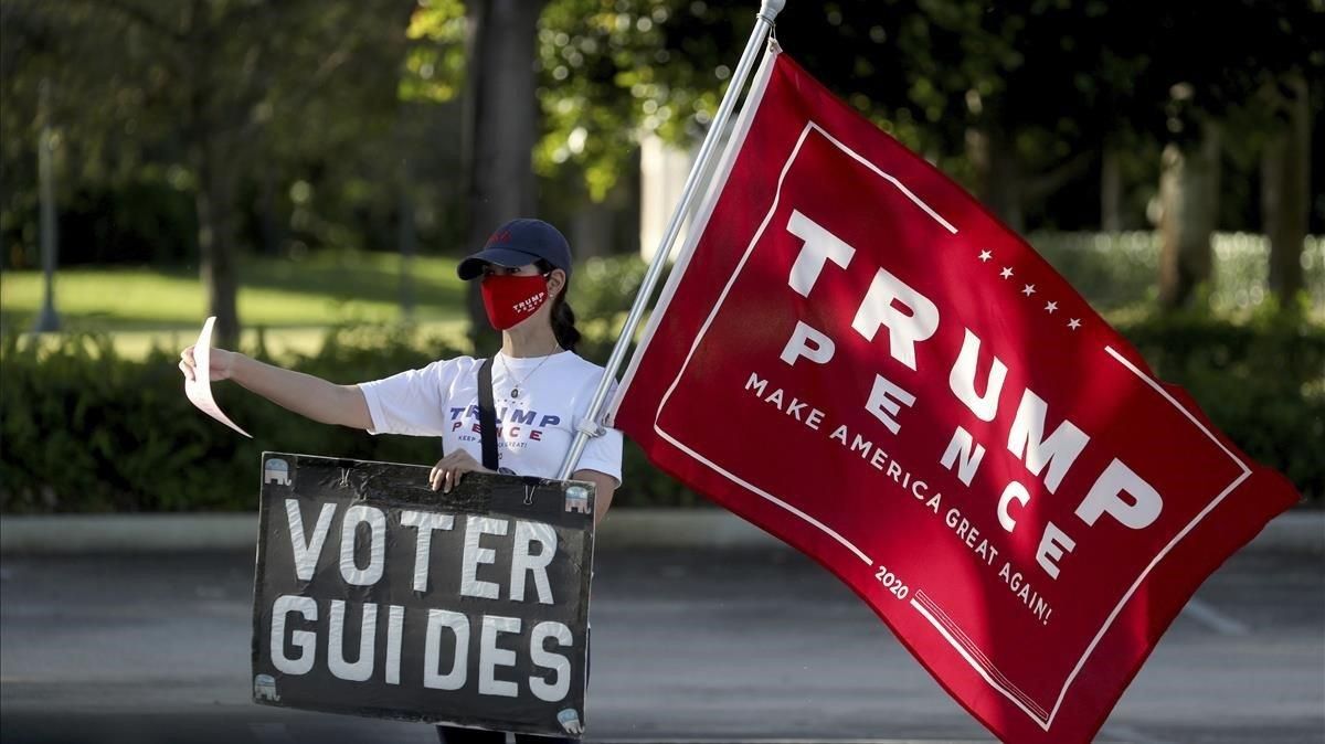 Una simpatizante de Trump, hace campaña el día de las elecciones, en la biblioteca de Weston, Florida.  