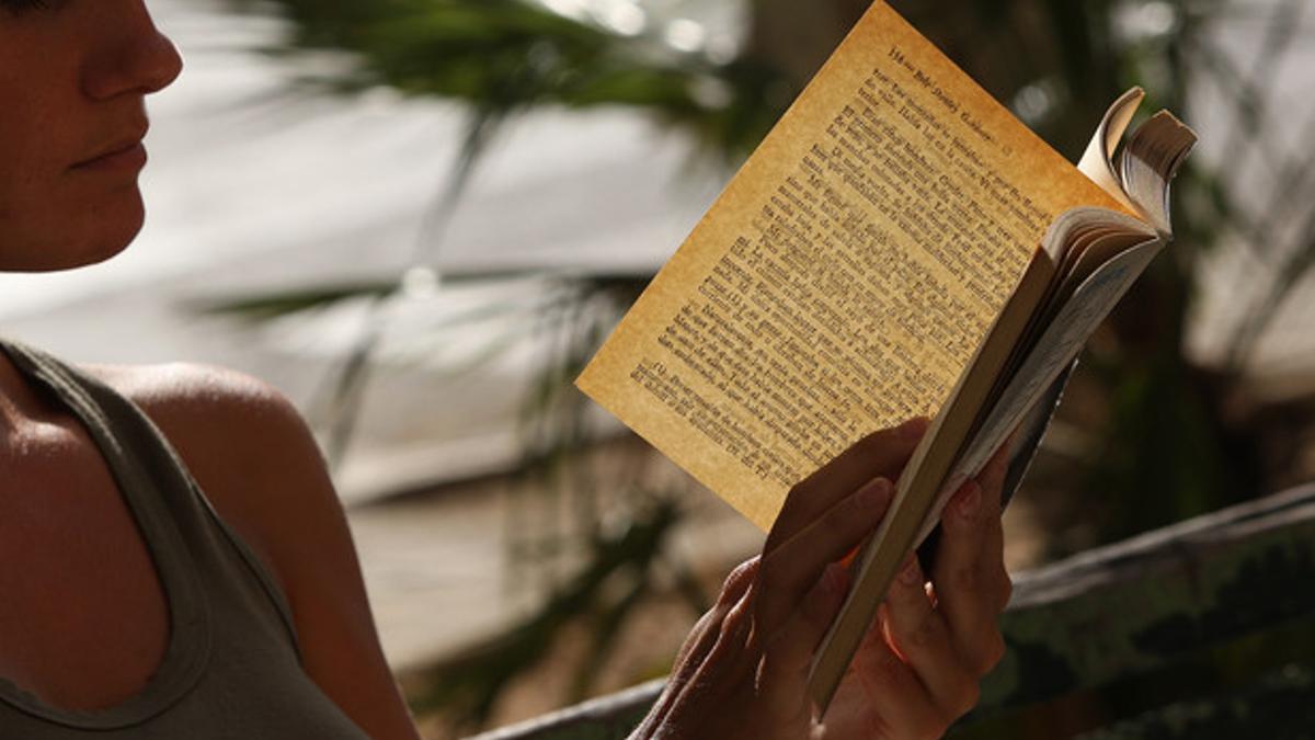 Una chica leyendo un libro