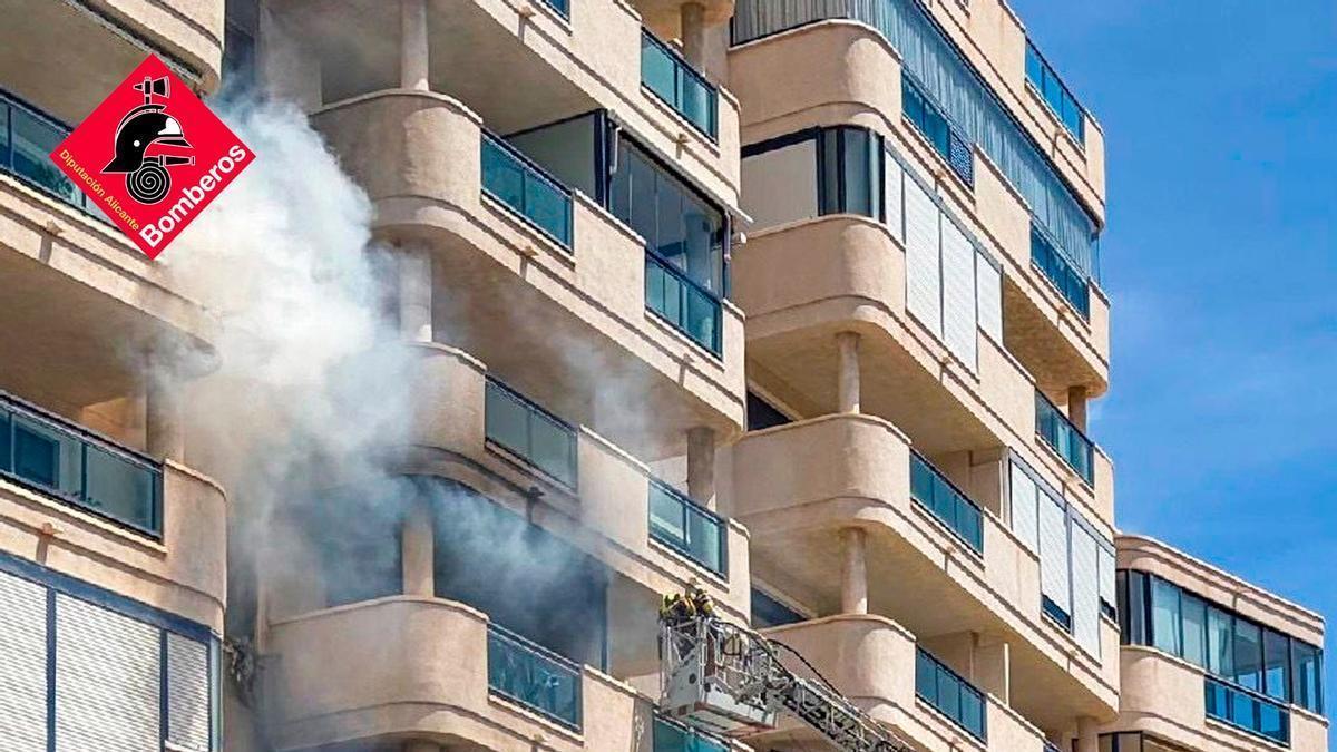 Los bomberos intentan apagar el incendio de una vivienda en una quinta planta