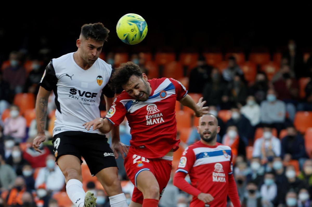 Maxi Gómez y Keidi Baré durante el Valencia-Espanyol de Liga