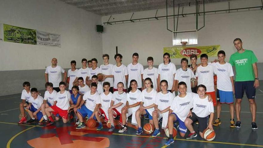 Foto de familia del campus Sweat Basketball en los Salesianos. // Iñaki Osorio