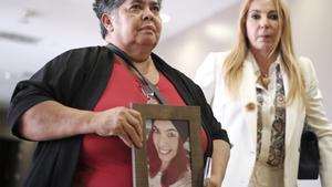Foto tomada el 2 de junio, en la rueda de prensa que ofrecieron la madre de Romina Celeste Núñez, Miriam Rodríguez (i), y su letrada, Emilia Zaballos (d), después de que el marido de la joven se declarara culpable de su homicidio. EFE EFE/Ángel Medina G.