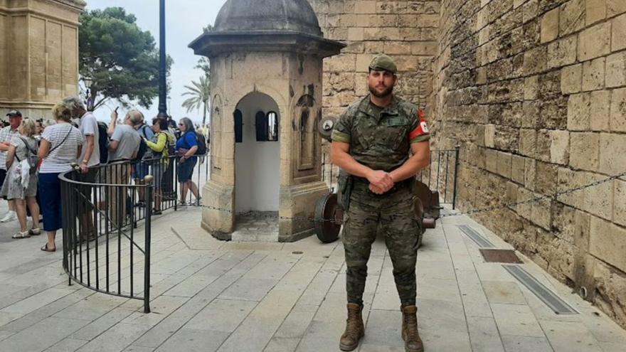 El cabo Jerónimo París, ayer, en el Palacio de La Almudaina |