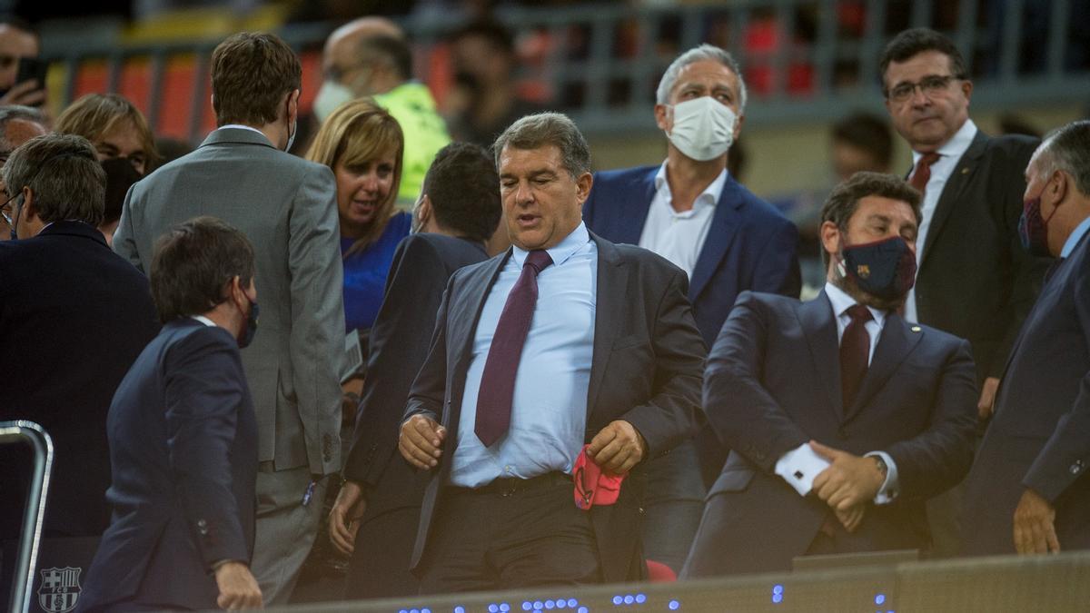 Laporta, en el palco del Camp Nou durante el Barça-Granada.