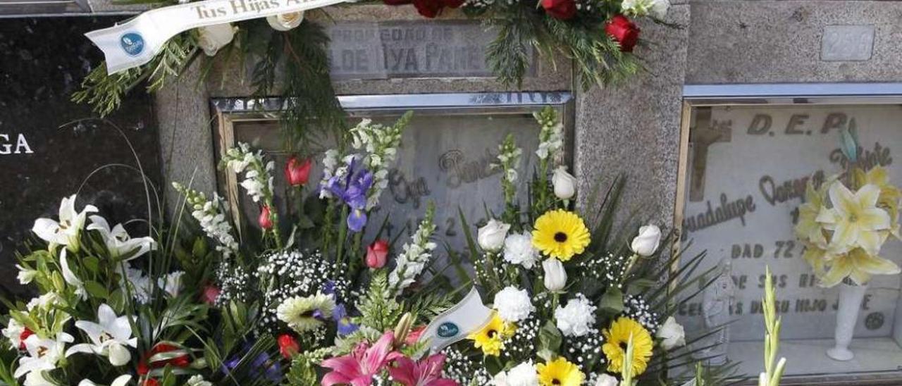 Familia y amigos recuerdan con flores a la víctima de José Blanco en el cementerio de Lavadores. // Lores