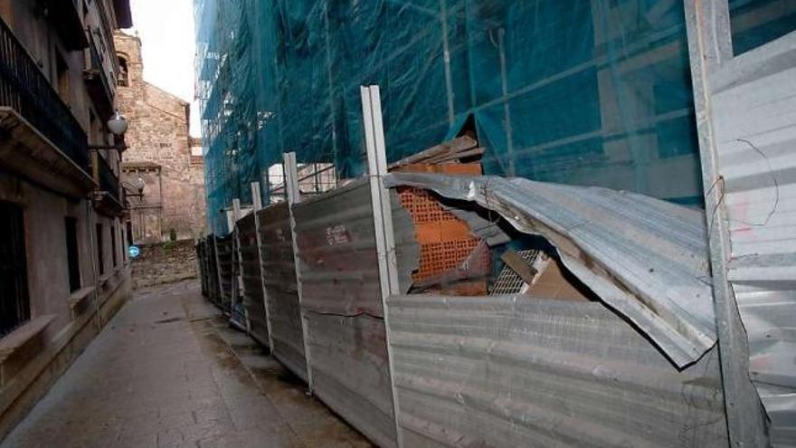 Obra del Museo de Avilés, con el cierre deteriorado.